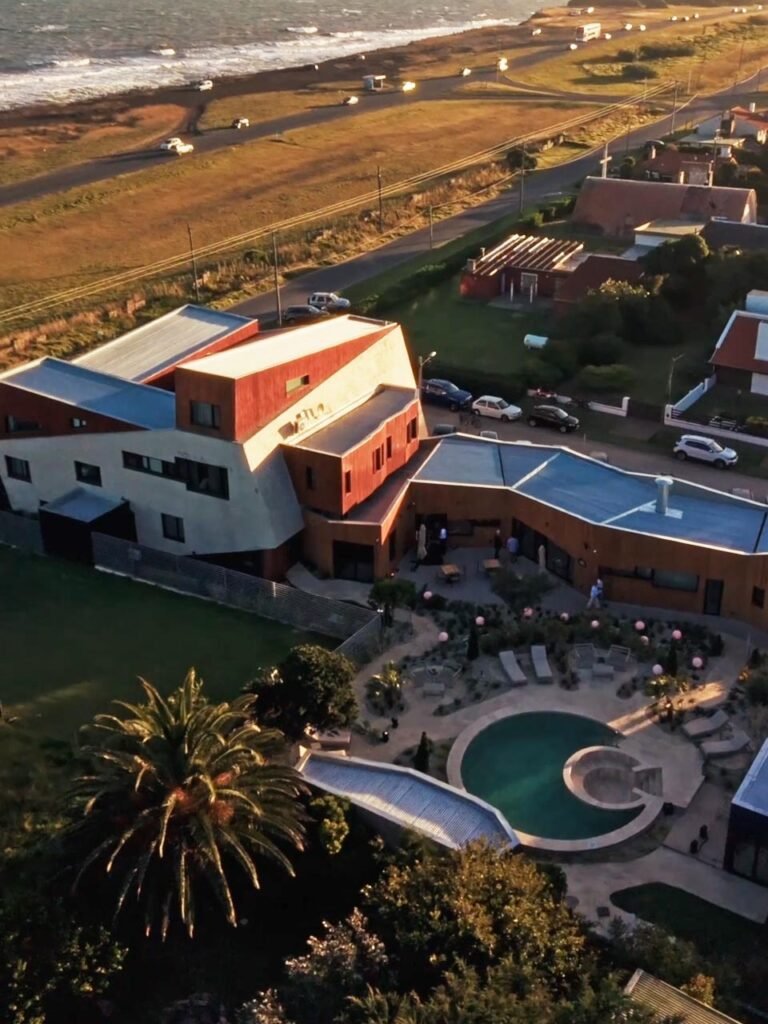 Vista aérea del hotel Locus Solus y sus jardines