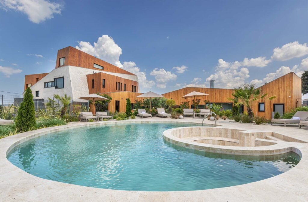 Vista del hotel y la pileta climatizada de Locus Solus