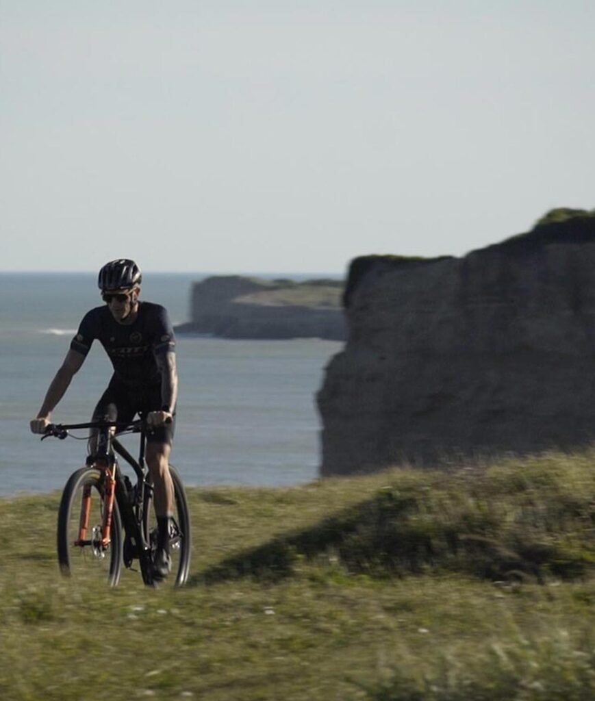 Ciclista junto a los acantilados