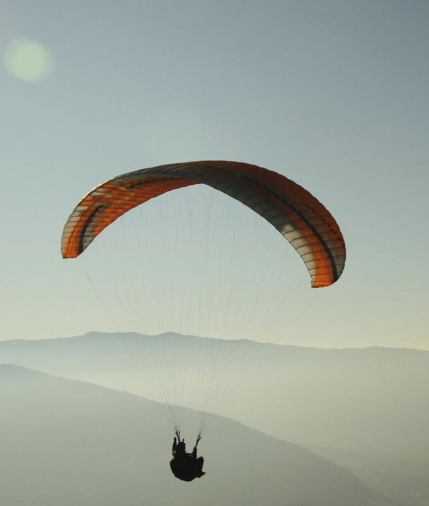 Parapente sobre la costa