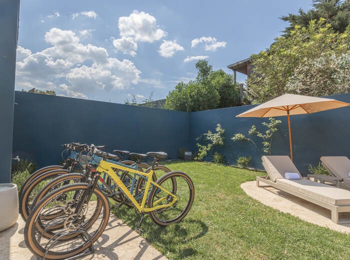 Jardín con bicicletas y reposeras