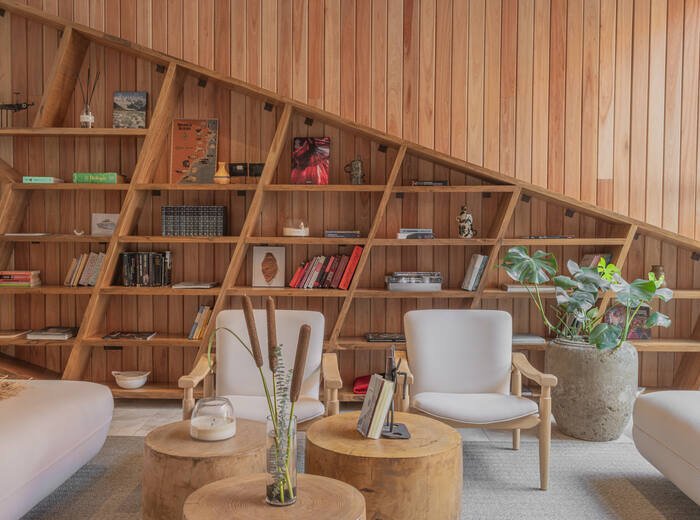 Lobby con biblioteca y sillones