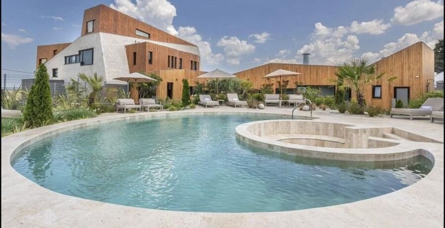 Piscina y arquitectura Locus Solus