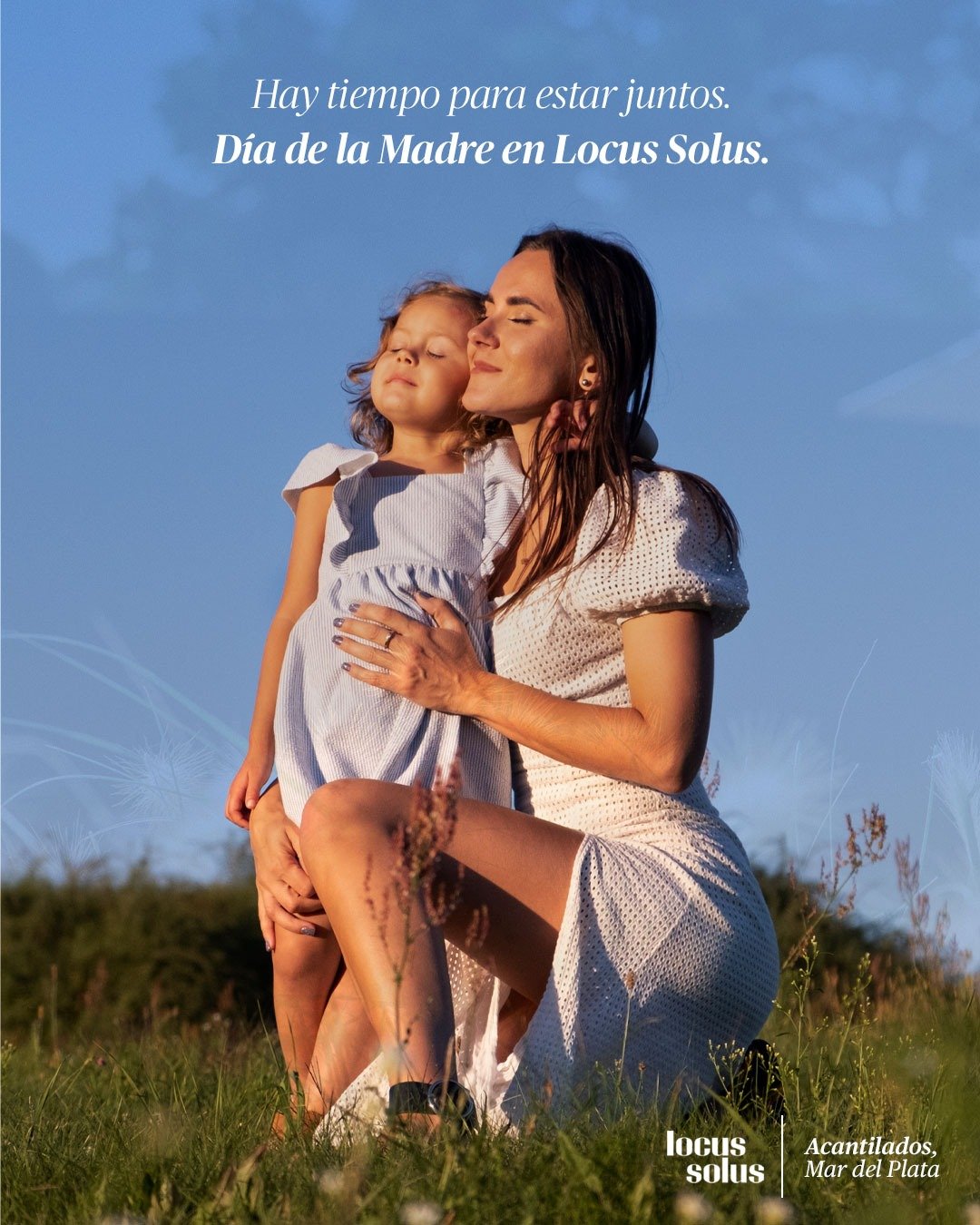 Hay tiempo para estar juntos. Día de la Madre en Locus Solus. Madre e hija abrazadas al atardecer